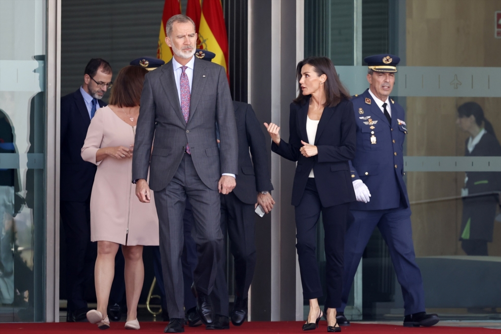 El rey Felipe y la reina Letizia a su llegada al Pabellón de Estado del aeropuerto ante su viaje a Países Bajos.