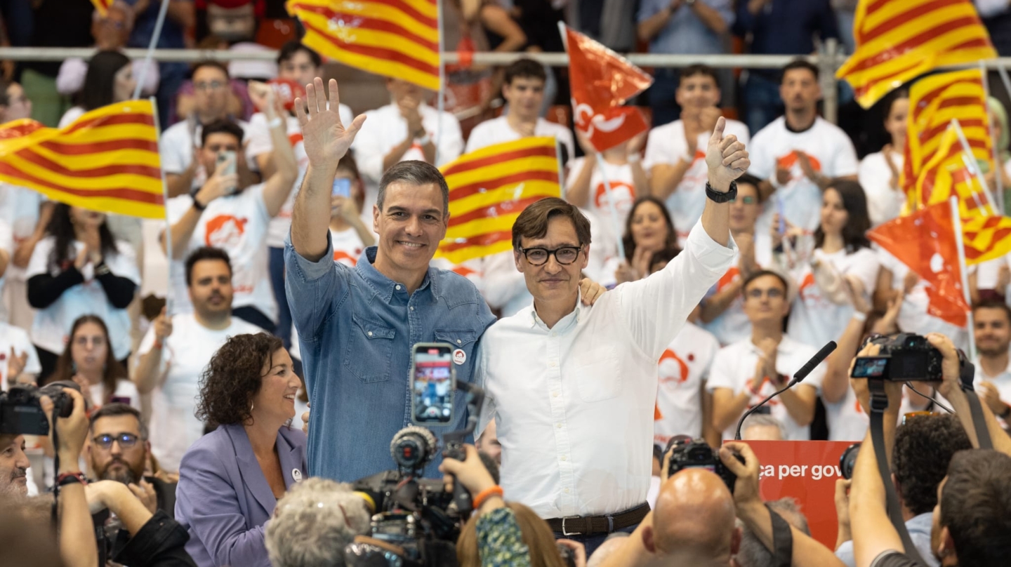 El secretario general del PSOE y presidente del Gobierno, Pedro Sánchez, y el primer secretario del PSC, Salvador Illa, en el mitin de cierre de campaña de las elecciones catalanas, el pasado 10 de mayo de 2024 en Barcelona.