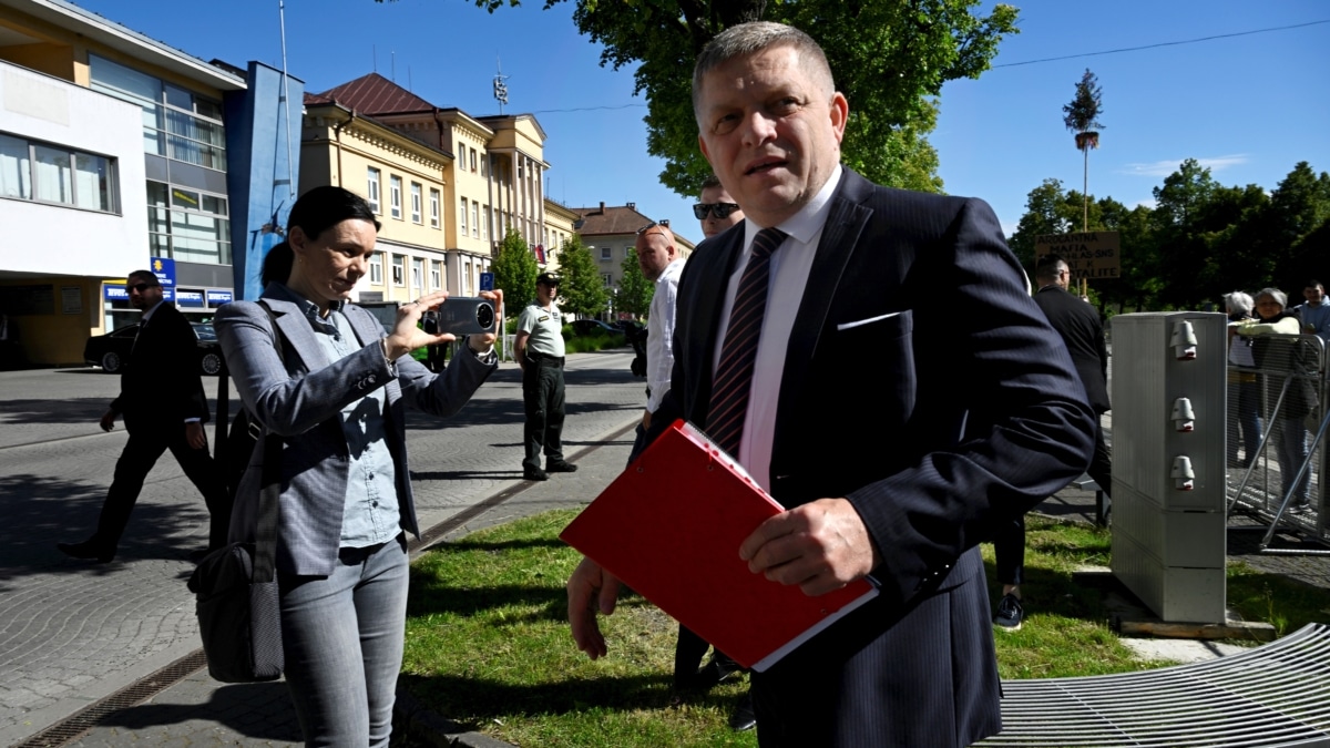 Robert Fico, primer ministro de Eslovaquia, poco antes del atentado en Handlova