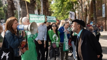 Taurinos y antitaurinos se enfrentan a las puertas de la Monumental de Barcelona