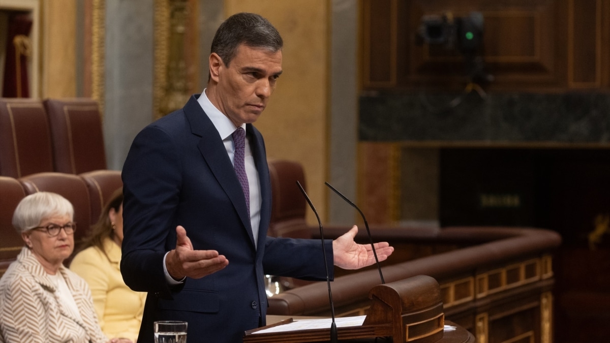 El presidente del Gobierno, Pedro Sánchez, interviene durante la sesión plenaria en el Congreso de los Diputados