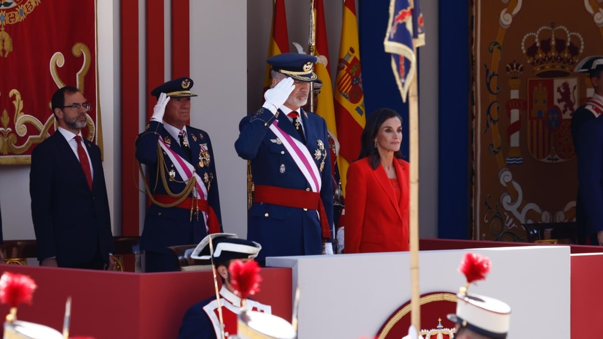 Los Reyes, Don Felipe y Doña Letizia, durante el desfile militar con motivo del Día de las Fuerzas Armadas