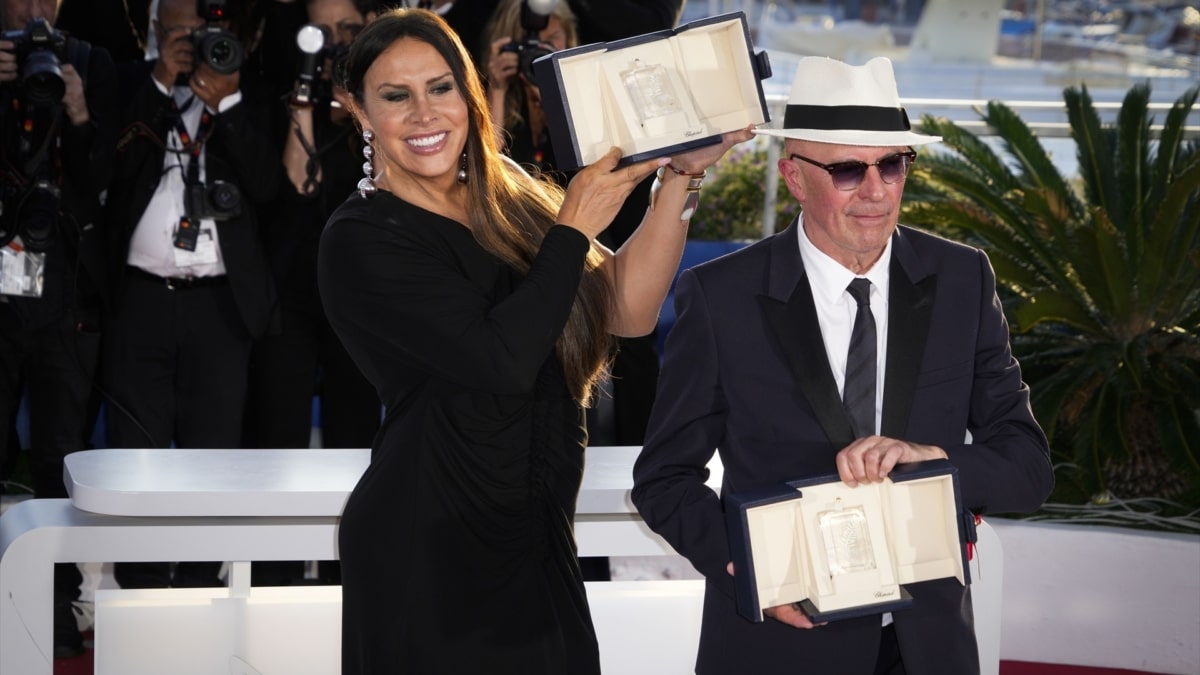 Karla Sofía Gascón y el director Jacques Audiard tras ganar la Palma de Oro de Cannes.