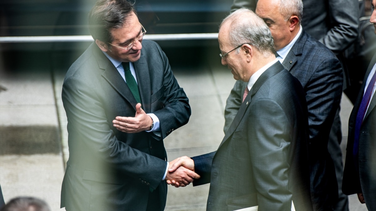 El ministro de Asuntos Exteriores, José Manuel Albares, saluda al primer ministro palestino, Mohamed Mustafa, en Bruselas