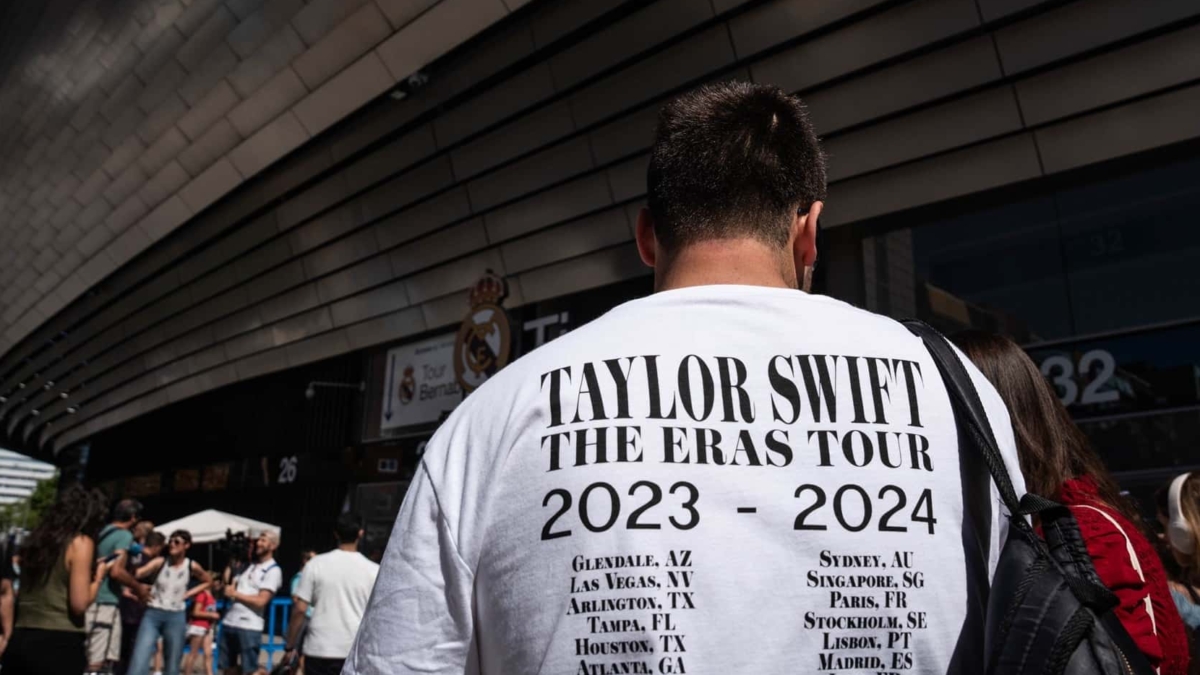Un hombre con una camiseta de las fechas de la gira de Taylor Swift
