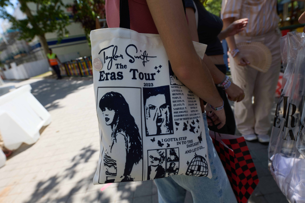 Una fan con una bolsa de Taylor Swift, en los alrededores del Estadio Santiago Bernabéu.
