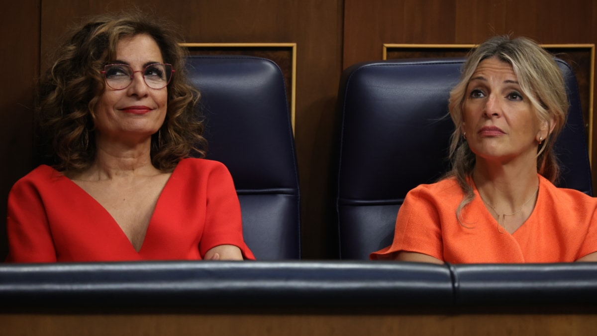 La vicepresidenta primera y ministra de Hacienda, María Jesús Montero (i) y la vicepresidenta segunda y ministra de Trabajo, Yolanda Díaz (d), durante la sesión de control al Gobierno