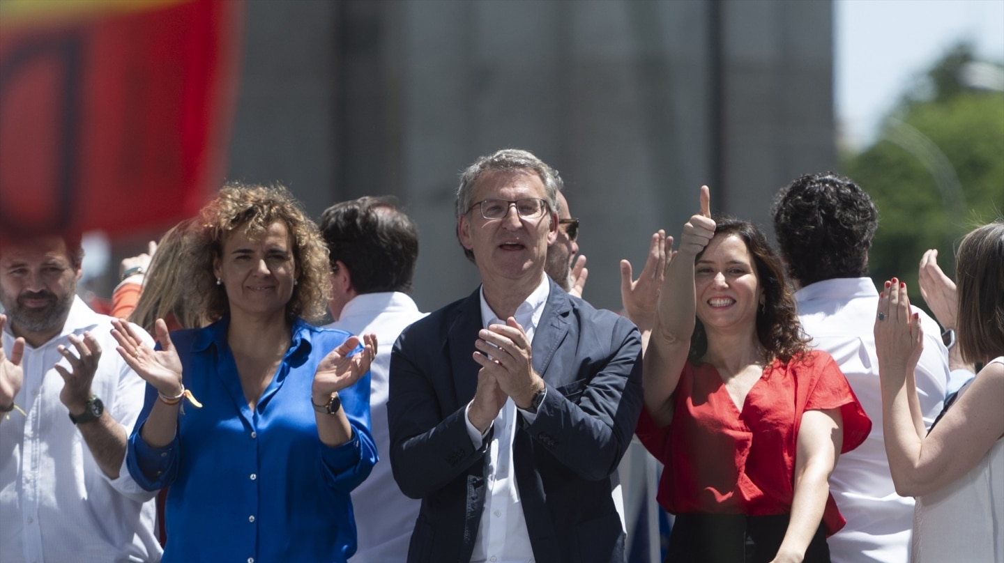 El líder del PP, Alberto Núñez Feijóo, la candidata europea (i), Dolors Montserrat, y la presidenta de la Comunidad de Madrid, Isabel Díaz Ayuso (d), en la manifestación contra la amnistía en Madrid