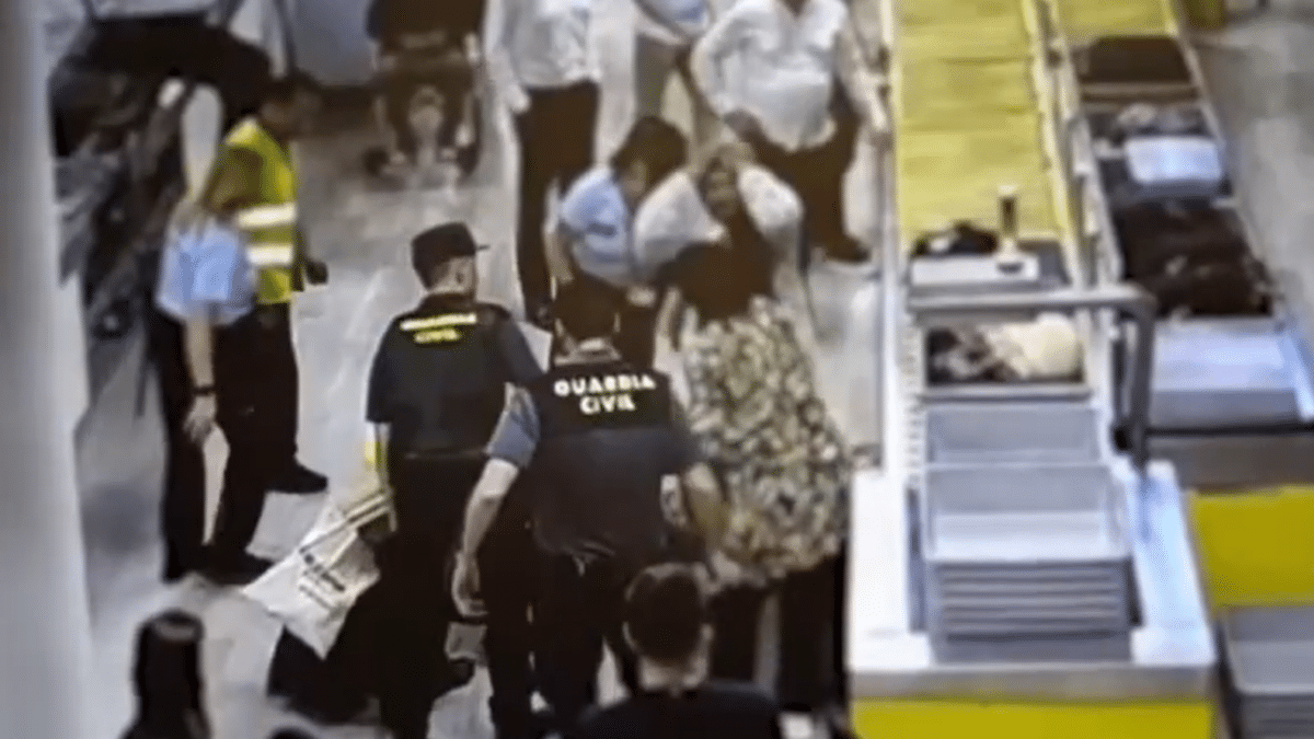 La Guardia Civil salva a un pasajero que sufrió un paro cardiaco en el aeropuerto de Barcelona
