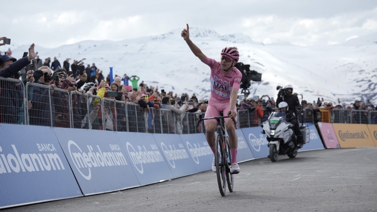 Tadej Pogacar celebra en Livigno la victoria en la etapa reina del Giro