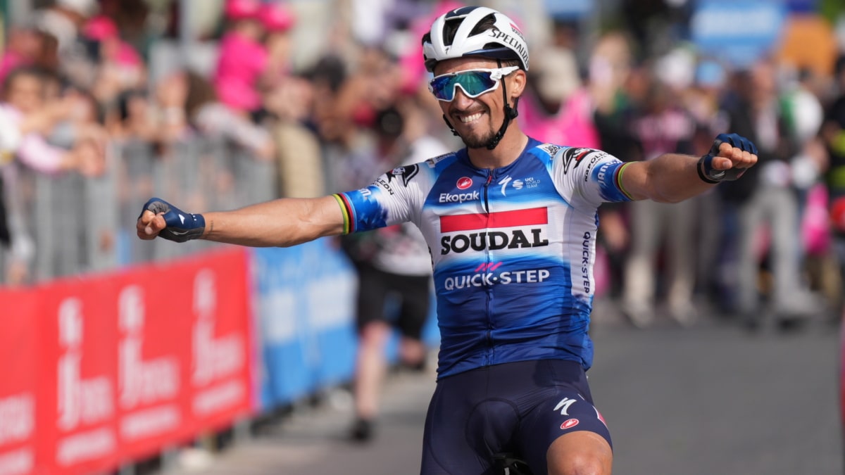 Alaphilippe celebra la victoria en la 12ª etapa del Giro