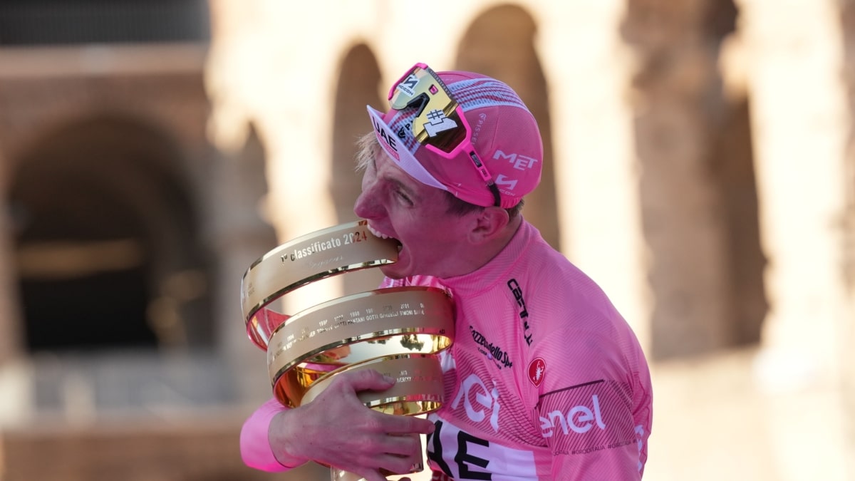 Pogačar muerde el trofeo 'Senza Fine' que le acredita como ganador del Giro