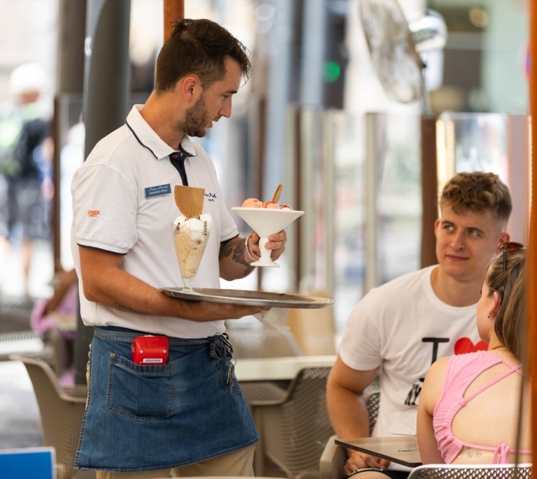 La hostelería acapara casi la mitad de los empleos creados en abril