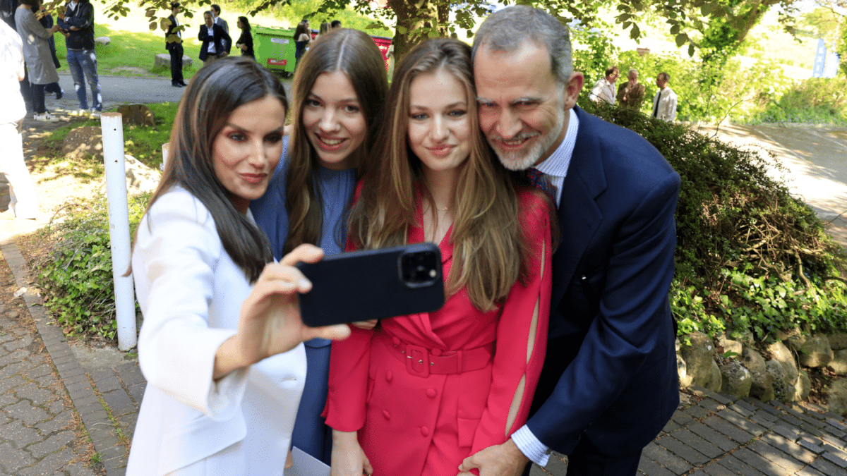 Los Reyes se hacen una selfie con sus hijas en la graduación de la princesa Leonor en Gales.