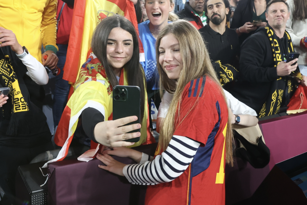 La infanta Sofía posa para una selfie durante la victoria de la Selección Española de Fútbol femenino. 