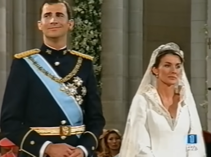 La reina Letizia tenía amigdalitis el día de su boda pero apenas se notó en su rostro. 