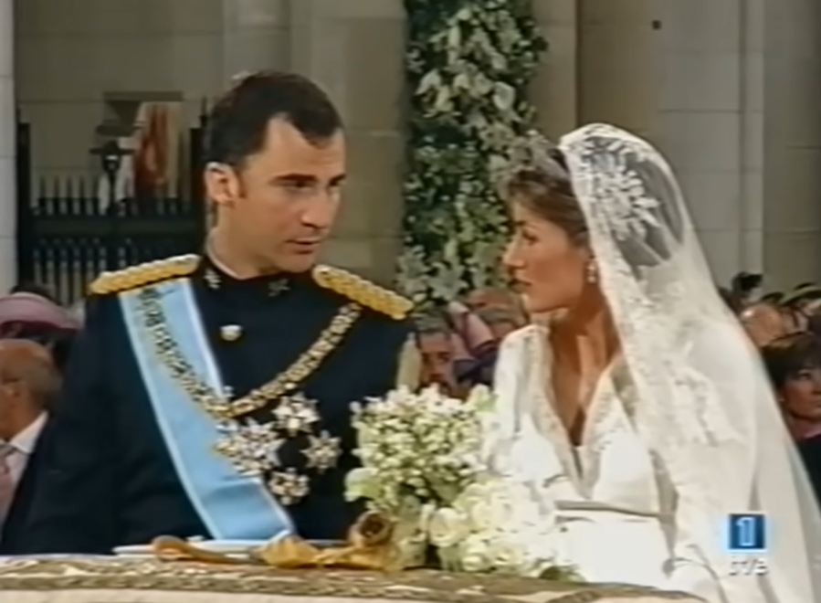 Los Reyes compartiendo un momento de confidencias en el día de su boda. 