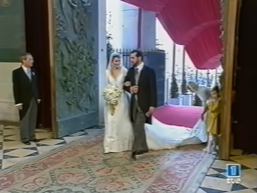 Juan Valentín Urdangarin se quedó atrás en la entrada a la boda y no quiso recorrer el pasillo con el resto de pajes, sino quedarse en la puerta a ver la entrada de Letizia. 