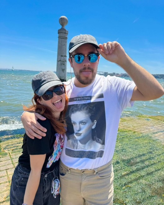 Raquel y Rubén posan en Lisboa con sus camisetas de Taylor Swift, el día después de haber acudido al concierto de la cantante en la capital portuguesa.