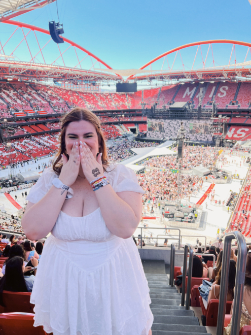 Sara posa emocionada en el interior del Estádio da Luz, en Lisboa, poco antes del concierto de Taylor Swift y con su estilismo temático. 
