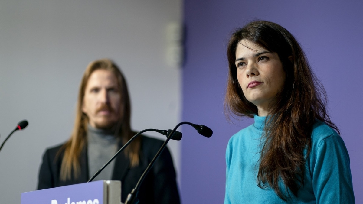 Los portavoces de Podemos, Pablo Fernández e Isabel Serra, durante una rueda de prensa en la sede de Podemos.