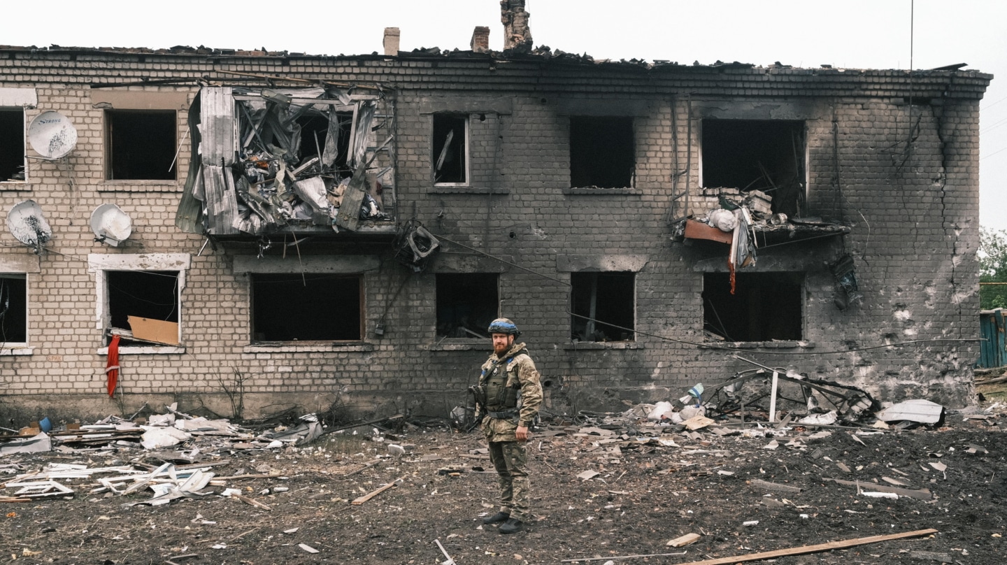 Un policía ucraniano revisa un edificio evacuado en Vovchansk, en la región de Járkov.