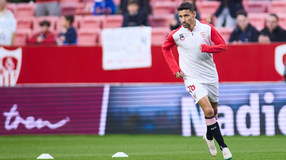 Jesús Navas del Sevilla FC se calienta durante el partido de fútbol de la liga española
