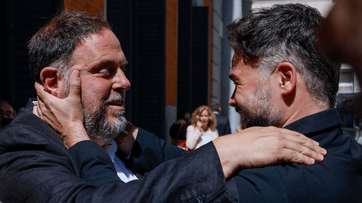 Oriol Junqueras y Gabriel Rufian (ERC) celebran la aprobación de la ley de amnistía en los aledaños del Congreso.