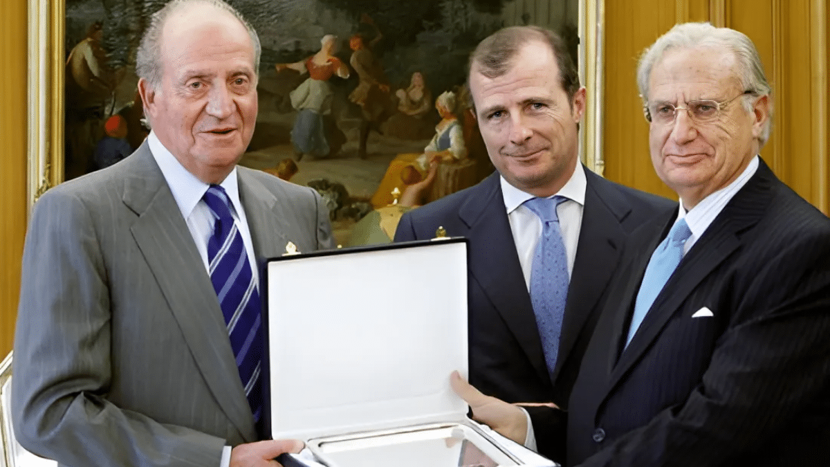 Jorge de Esteban recibe el Premio FIES de Periodismo de manos del rey Juan Carlos en presencia de Rafael Guardans Cambó, presidente entonces de la Fundación Institucional Española (FIES), el 24 de marzo de 2010.