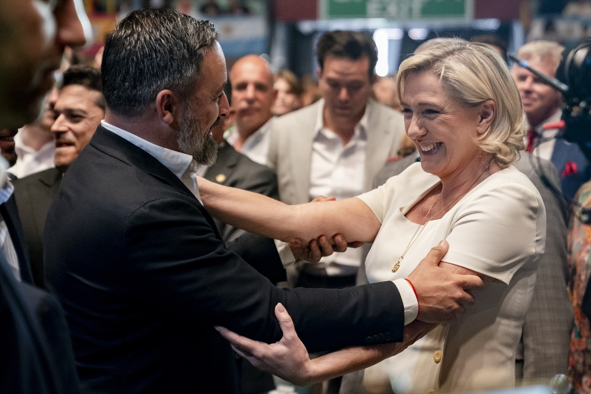 El presidente de Vox, Santiago Abascal, saluda a la líder de la Reagrupación Nacional francesa, Marine Le Pen, a su llegada al acto celebrado en el Palacio de Vistalegre, en Madrid