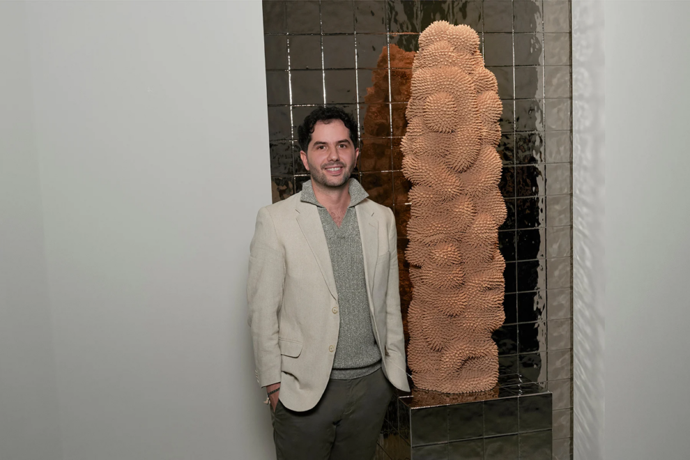 Andrés Anza junto a la pieza con la que ha ganado el loewe Craft Prize 2024.