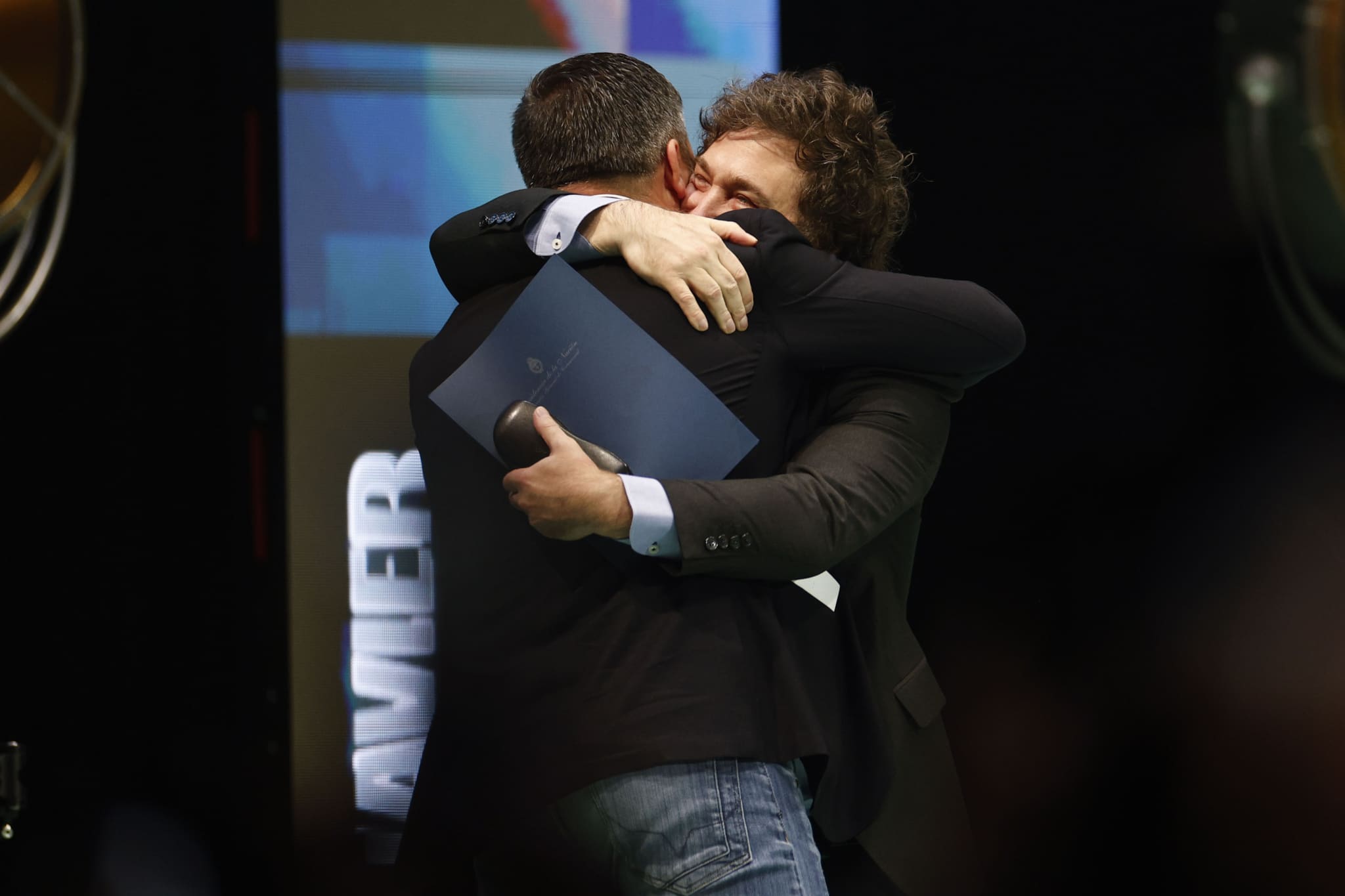 Javier Milei, presidente de Argentina, abraza al líder de Vox, Santiago Abascal, durante la convención política de Vox "Europa Viva 24" que se celebra este domingo en el Palacio de Vistalegre, en Madrid