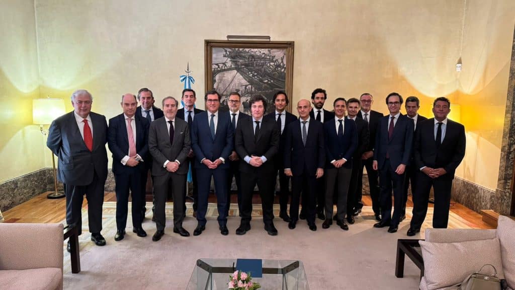 El presidente de Argentina, Javier Milei (c), junto al presidente de la CEOE, Antonio Garamendi (4i), posa en la foto de familia del encuentro que el dirigente argentino ha mantenido este sábado, en la Embajada argentina, con empresarios españoles.