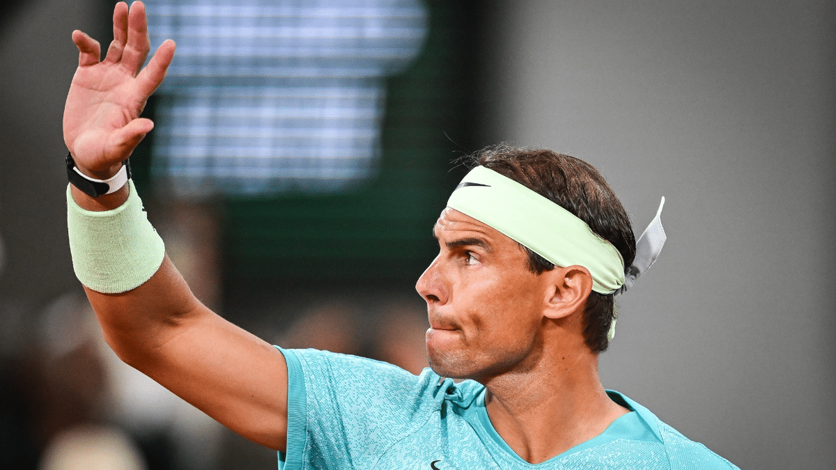 Rafa Nadal se despide del público de la pista central de Roland Garros tras caer derrotado ante Alexander Zverev.