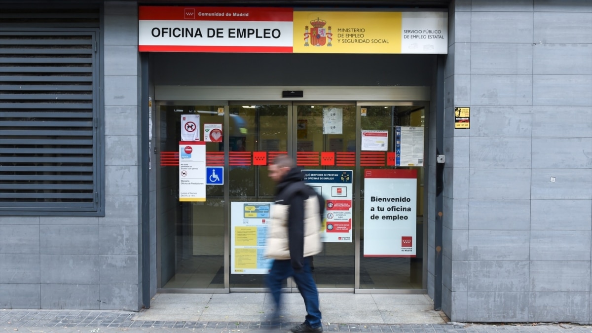 Una persona pasa por delante de una oficina de empleo en el Paseo de Acacias, Madrid.