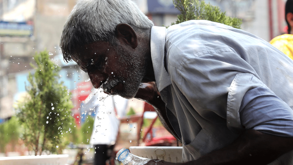 Un hombre se refresca en una calle del centro de Delhi en plena ola de calor.