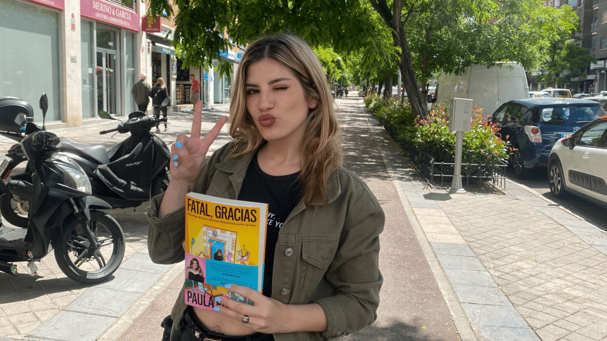 Paula Púa posa con su libro 'Fatal, gracias', tras la entrevista con El Independiente.