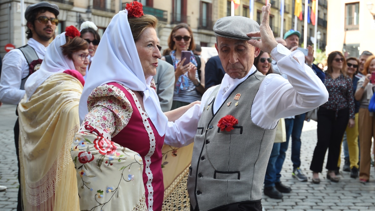 Una pareja baila un chotis durante el pregón de las Fiestas de San Isidro, en la plaza de la Villa de Madrid.