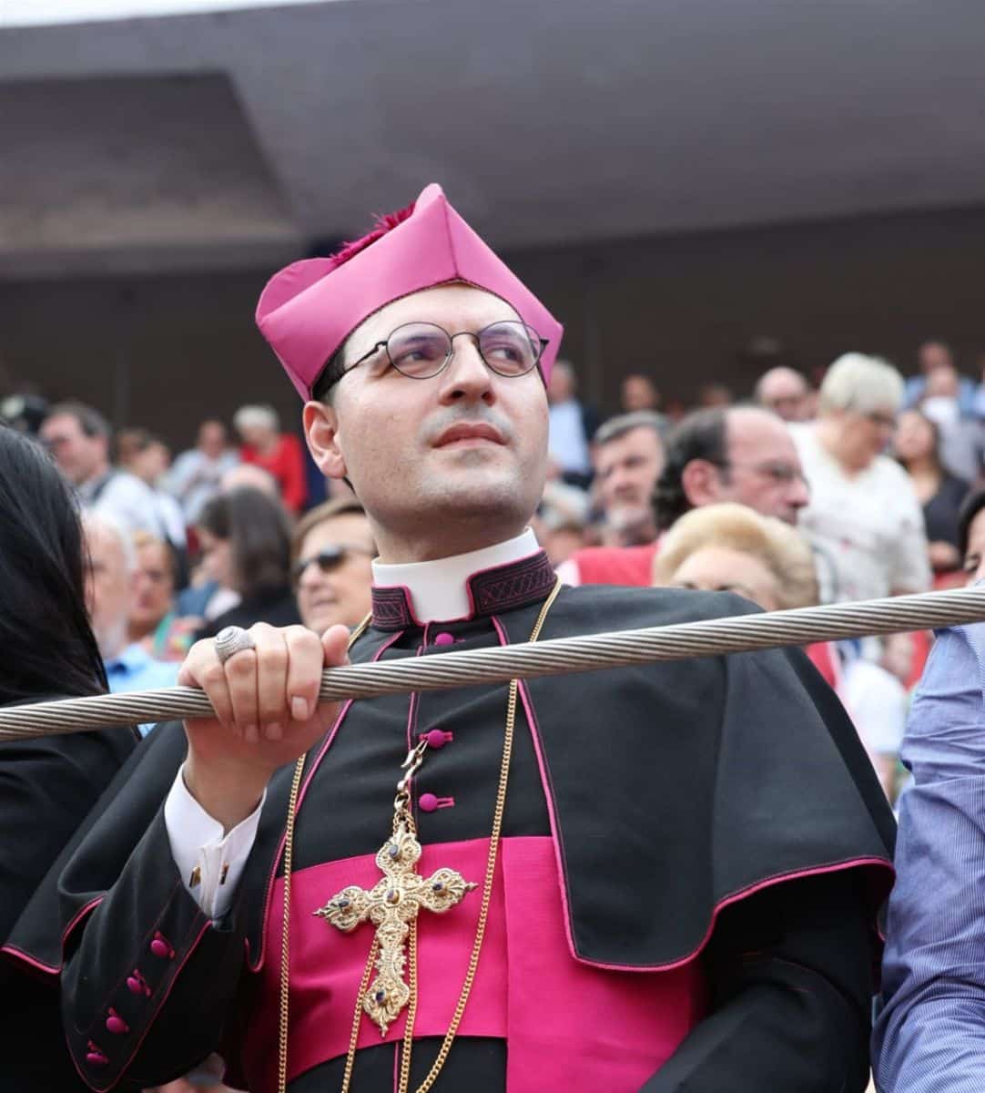 El obispo sin Papa que vive de las rentas y obedecerán 16 monjas clarisas