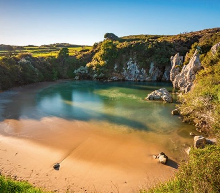 La playa más pequeña del mundo está en Asturias y no tiene salida al mar