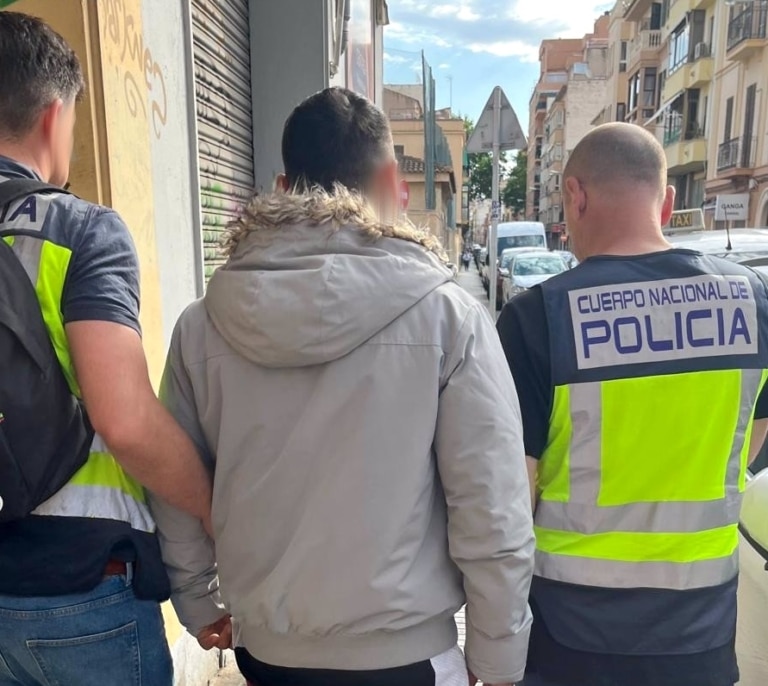 La policía detiene a un hombre por robar en la casa de una persona fallecida y sacar 185.000 euros con sus tarjetas bancarias