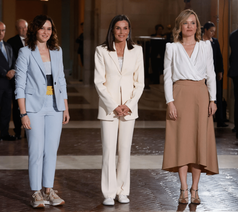 Isabel Díaz Ayuso se solidariza con la reina Letizia con este detalle de su look