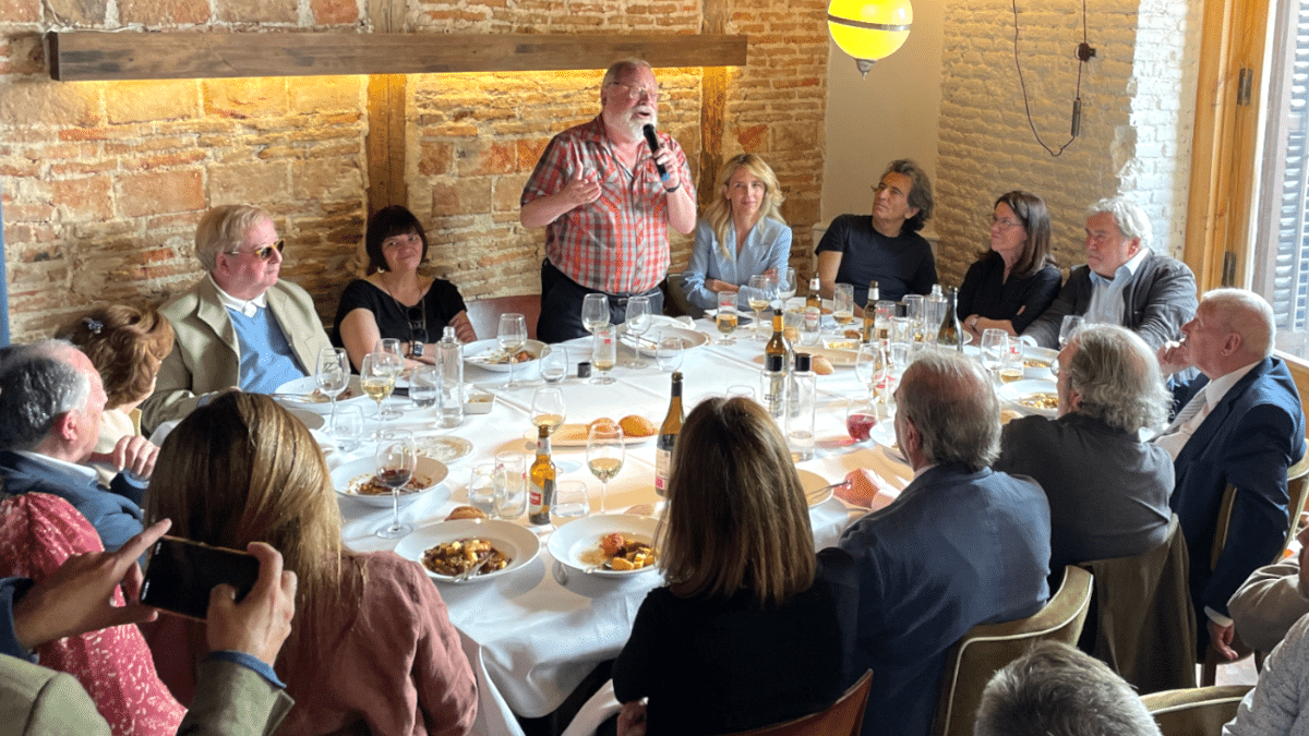 Savater dirige unas palabras a los asistentes al almuerzo celebrado en su honor en La Cantina del Ateneo de Madrid.