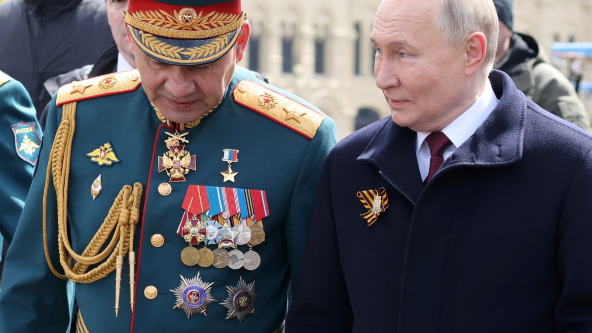 Serguei Shoigu, izda, junto a Vladimir Putin, en el Día de la Victoria.
