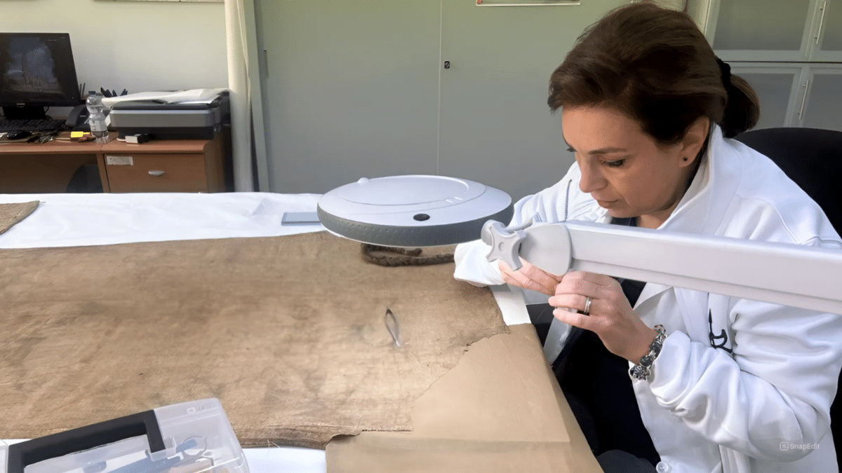 La restauradora Emanuela Pignataro, del Gabinete de Investigación Científica del Laboratorio de Tapices y Textiles de los Museos Vaticanos, trabaja sobre la túnica de San Pedro.