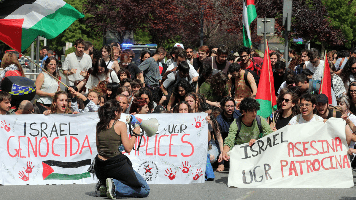 Alumnos de la Universidad de Granada protestan este jueves en el campus tras la primera noche de acampada para reclamar al rectorado la ruptura de relaciones con instituciones académicas israelíes.