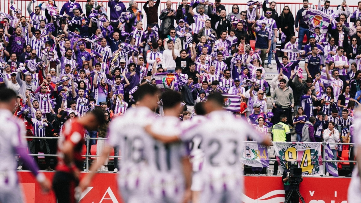 La afición del Real Valladolid celebra un gol de su equipo