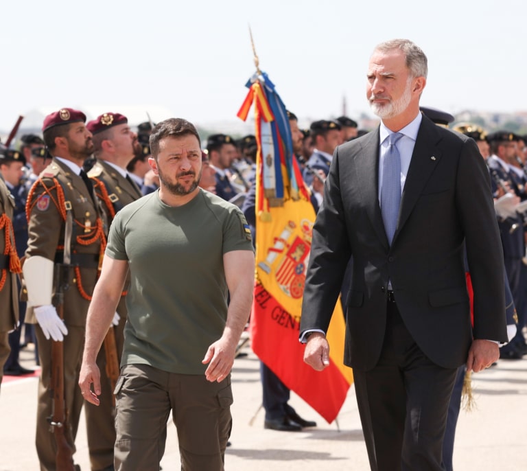 Felipe VI recibe a Zelenski en Barajas a su llegada a España