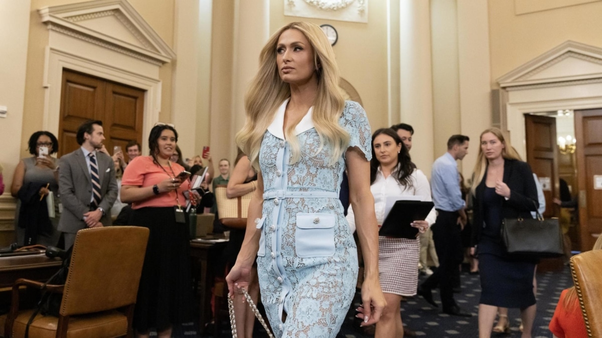 La celebrity y empresaria Paris Hilton llega al Congreso de EEUU.