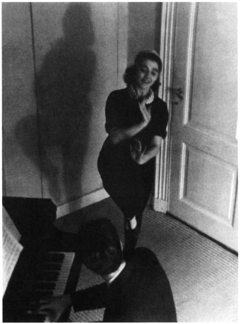 Lien, una bailarina, con su esposo Eberhard, un pianista, en el estudio de danza, 1939.